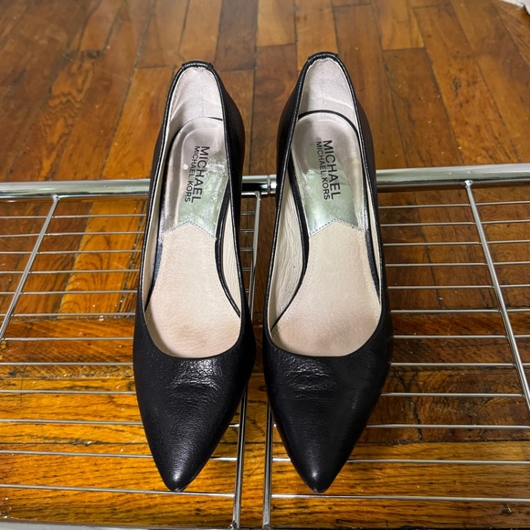 MICHAEL MICHAEL KORS Alina Flex Black
Leather Pumps - Picture 1 of 4